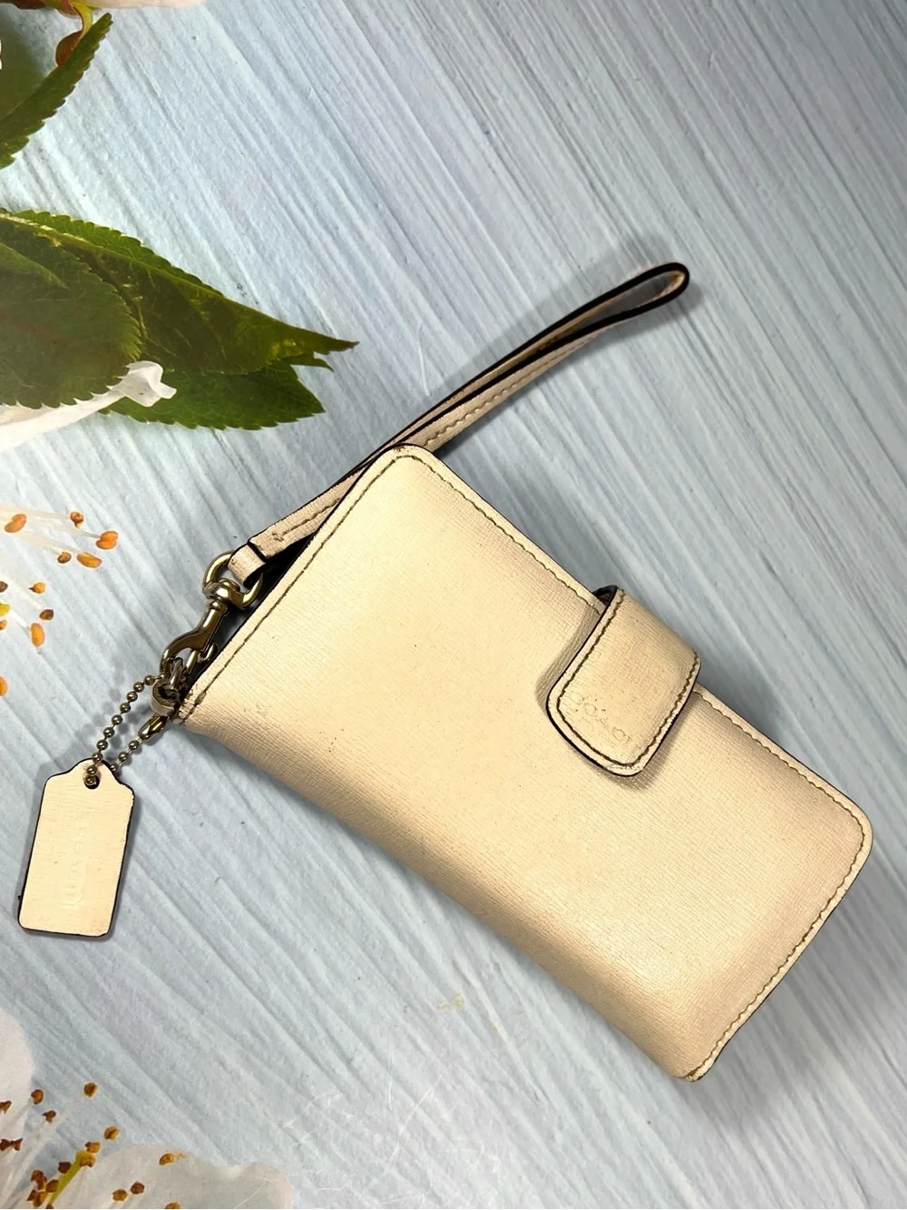 🌺 COACH CREAM LEATHER WRISTLET PHONE WALLET